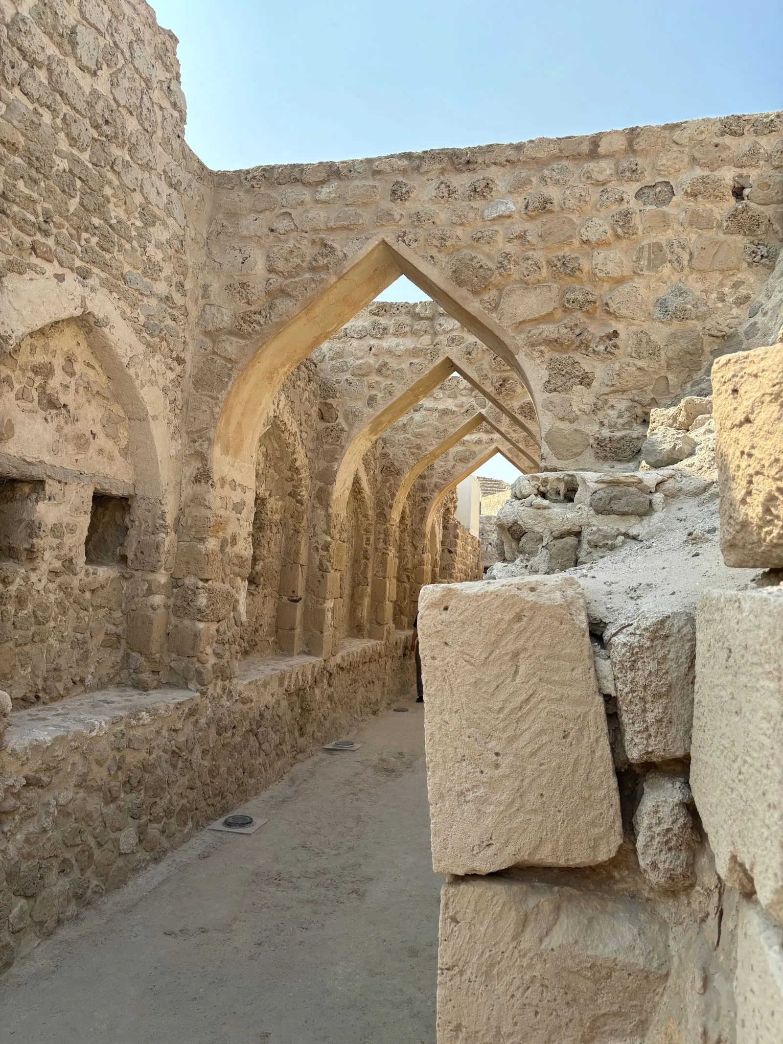 A Bahreini erőd (Qal’at al-Bahrain) kőfalai