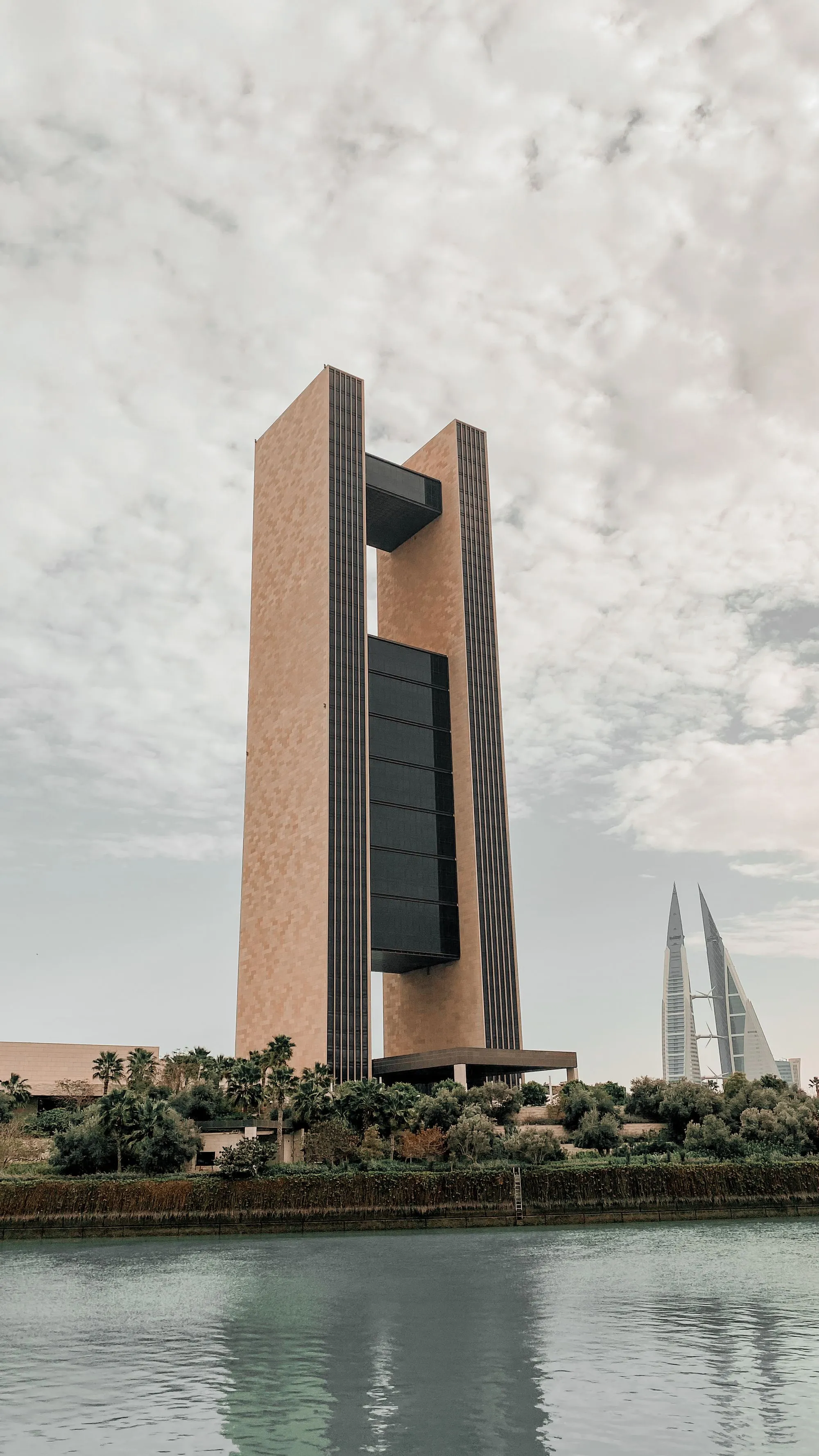 A Four Seasons Bahrain Bay tornya a víz felett, Manama