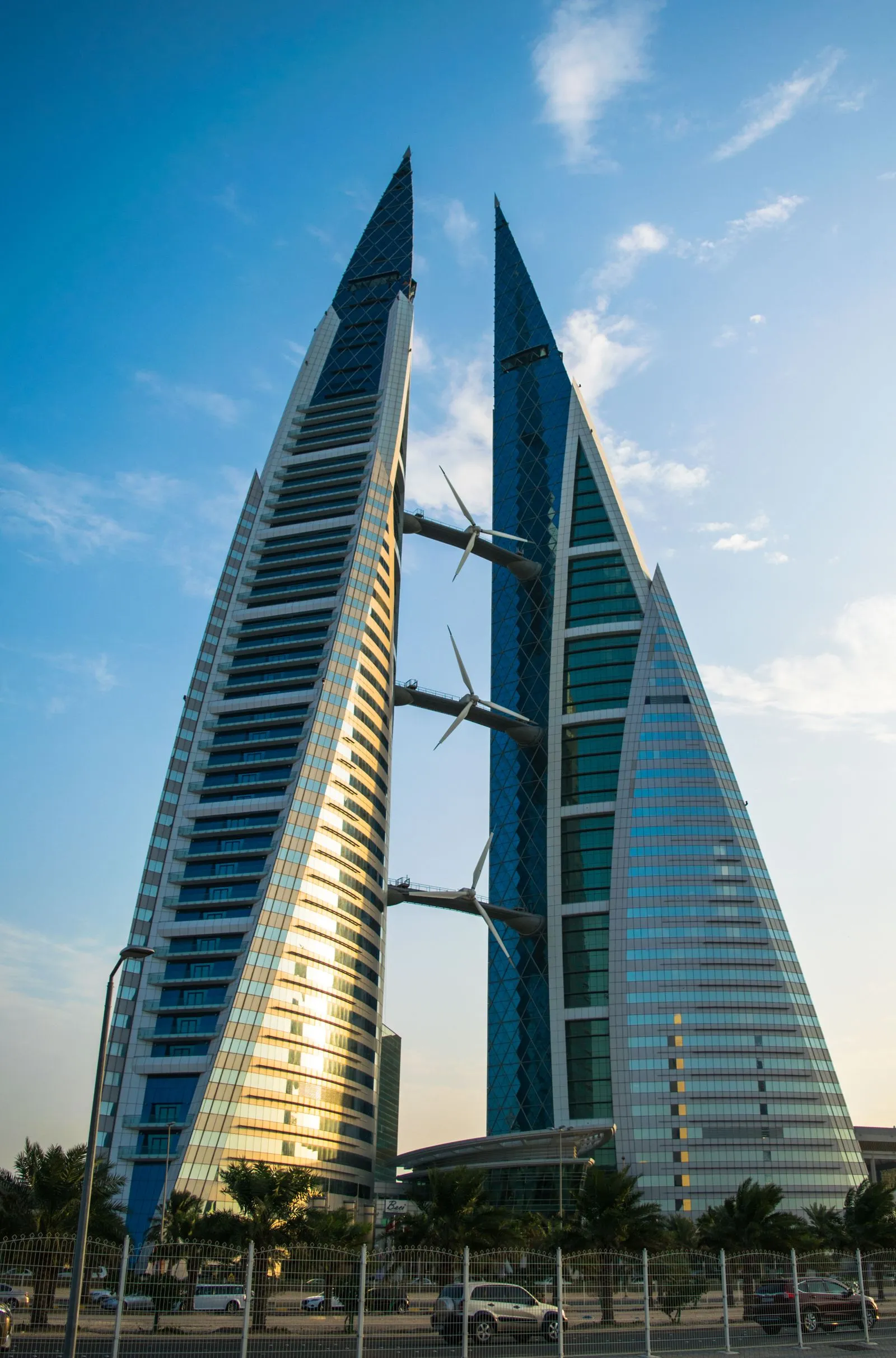 A Bahrain World Trade Center ikertornyai kék ég előtt, Manama